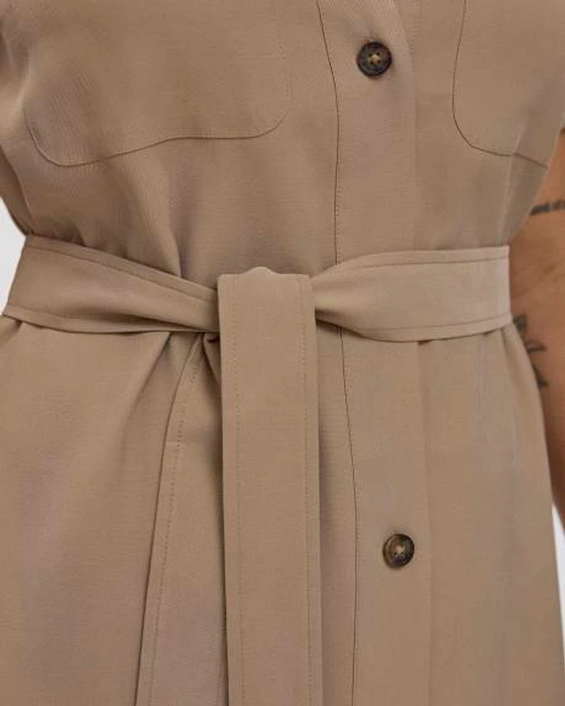 Robe boutonnée à manches courtes avec poches utilitaires