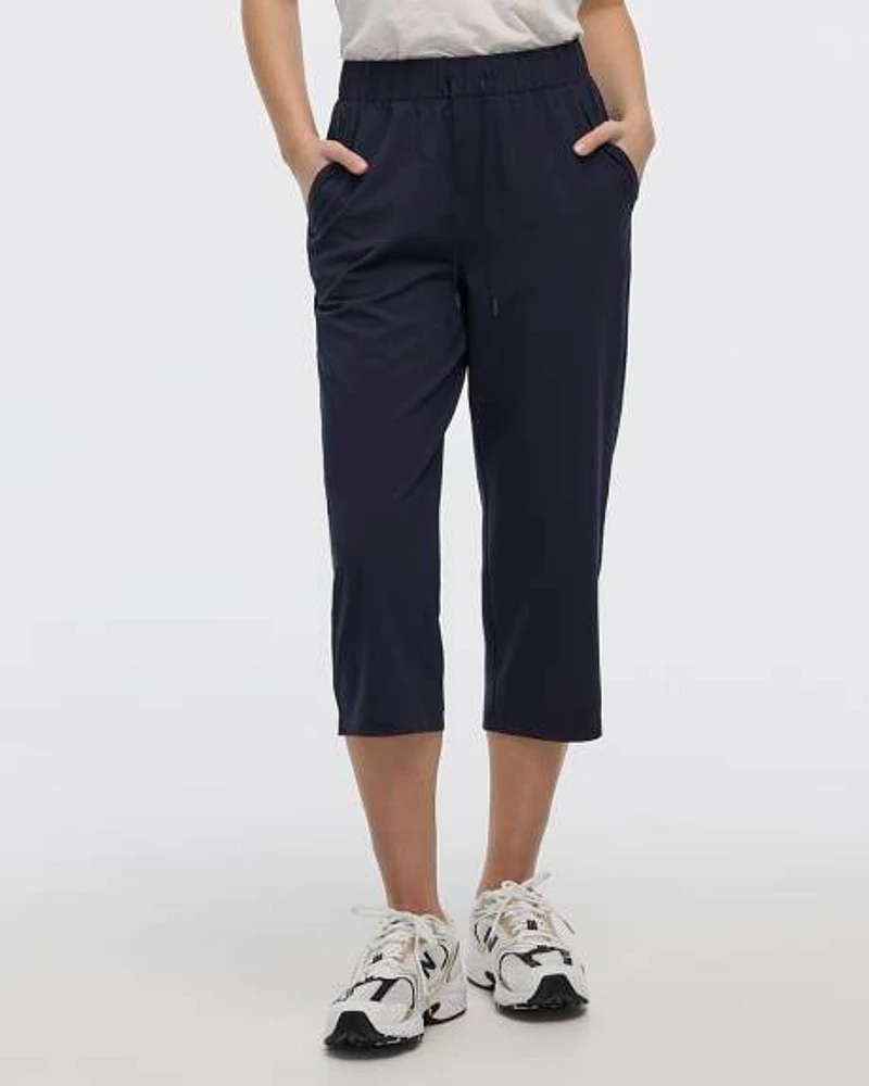 Textured Woven Capri Pant