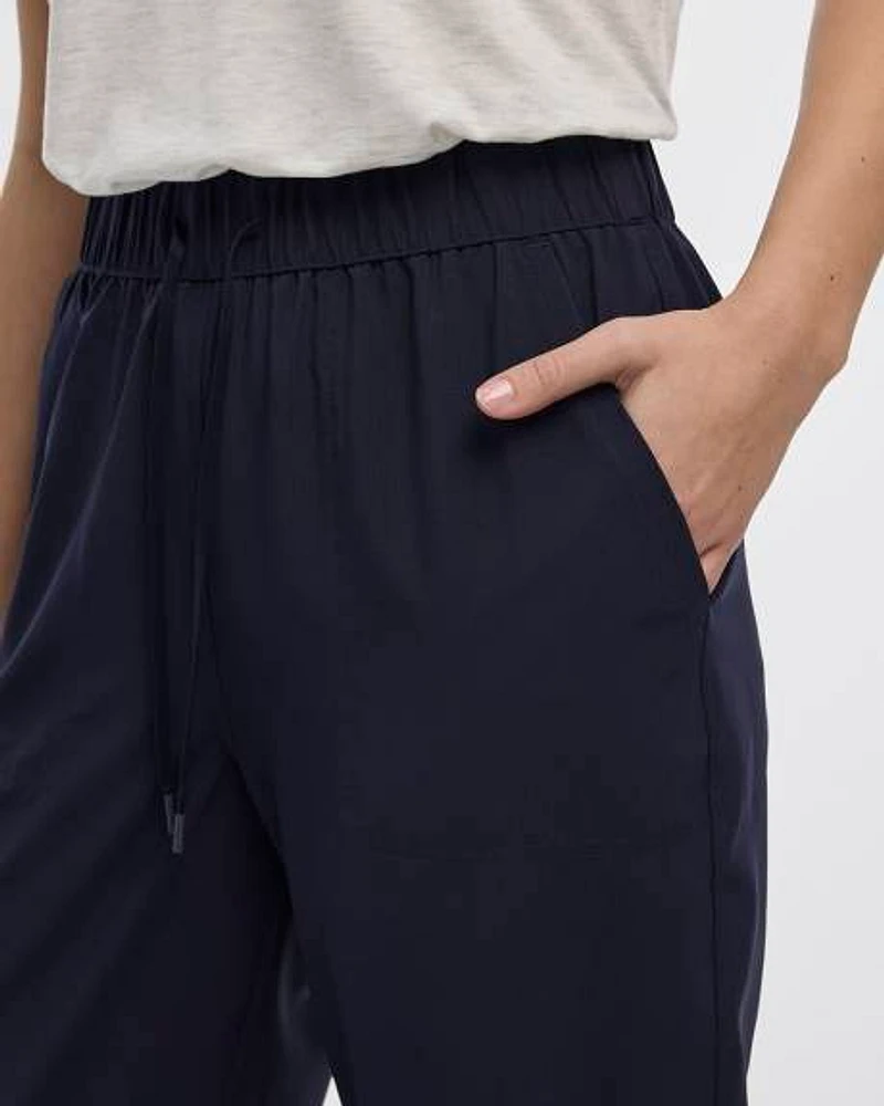 Textured Woven Capri Pant