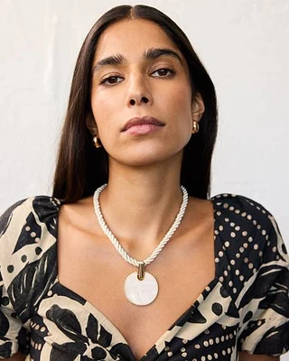 Collier avec pendentif en disque nacré