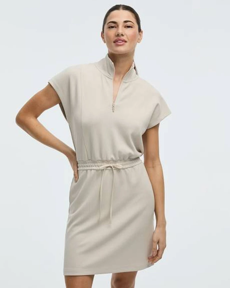 Robe à manches très courtes et col montant avec poches