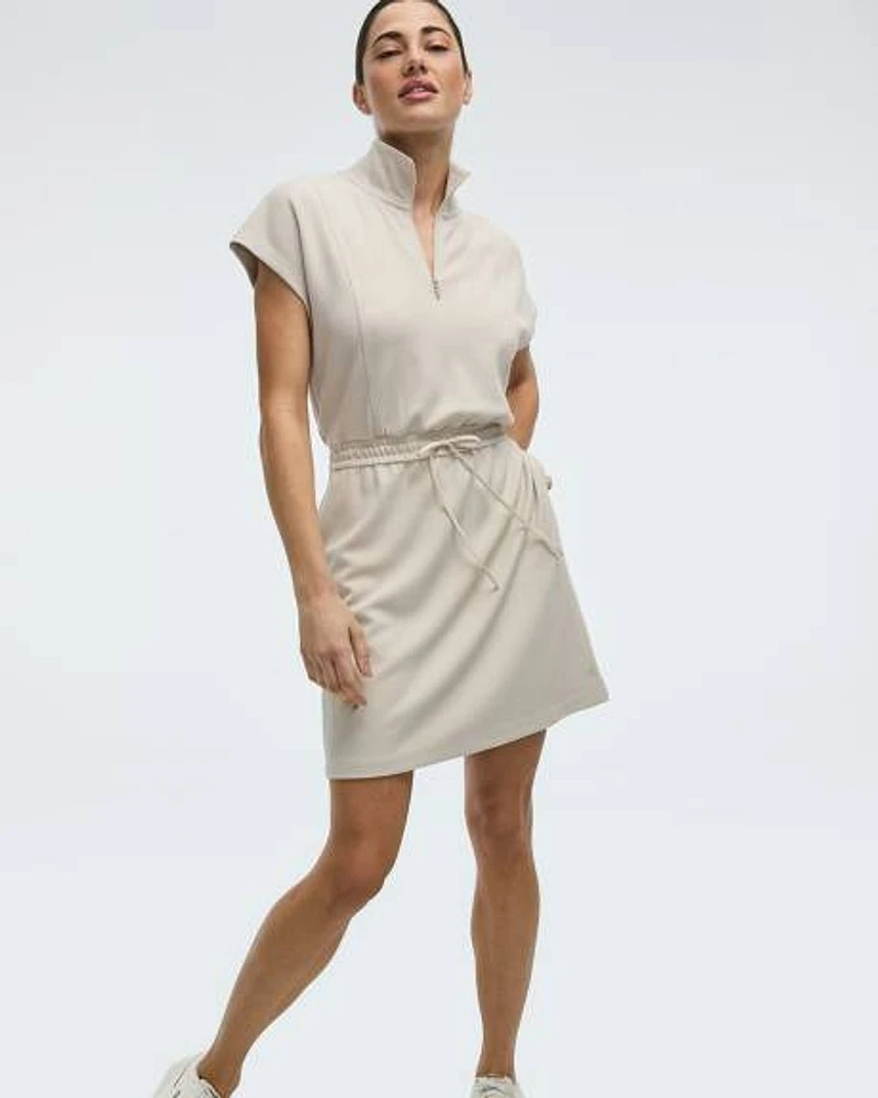 Robe à manches très courtes et col montant avec poches