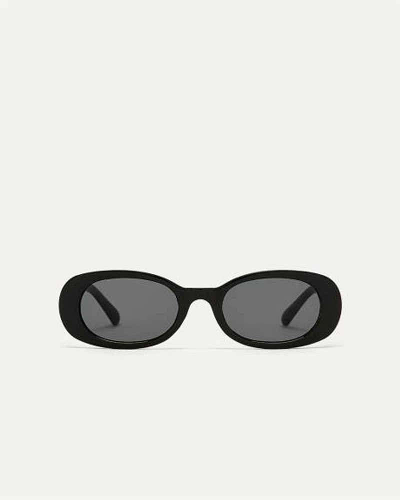 Lunettes de soleil noires à monture ovale