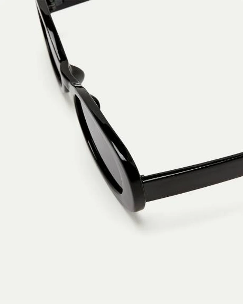 Lunettes de soleil noires à monture ovale