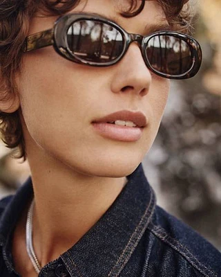 Lunettes de soleil noires à monture ovale