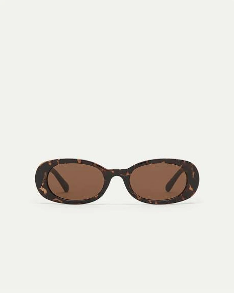 Lunettes de soleil noires à monture ovale