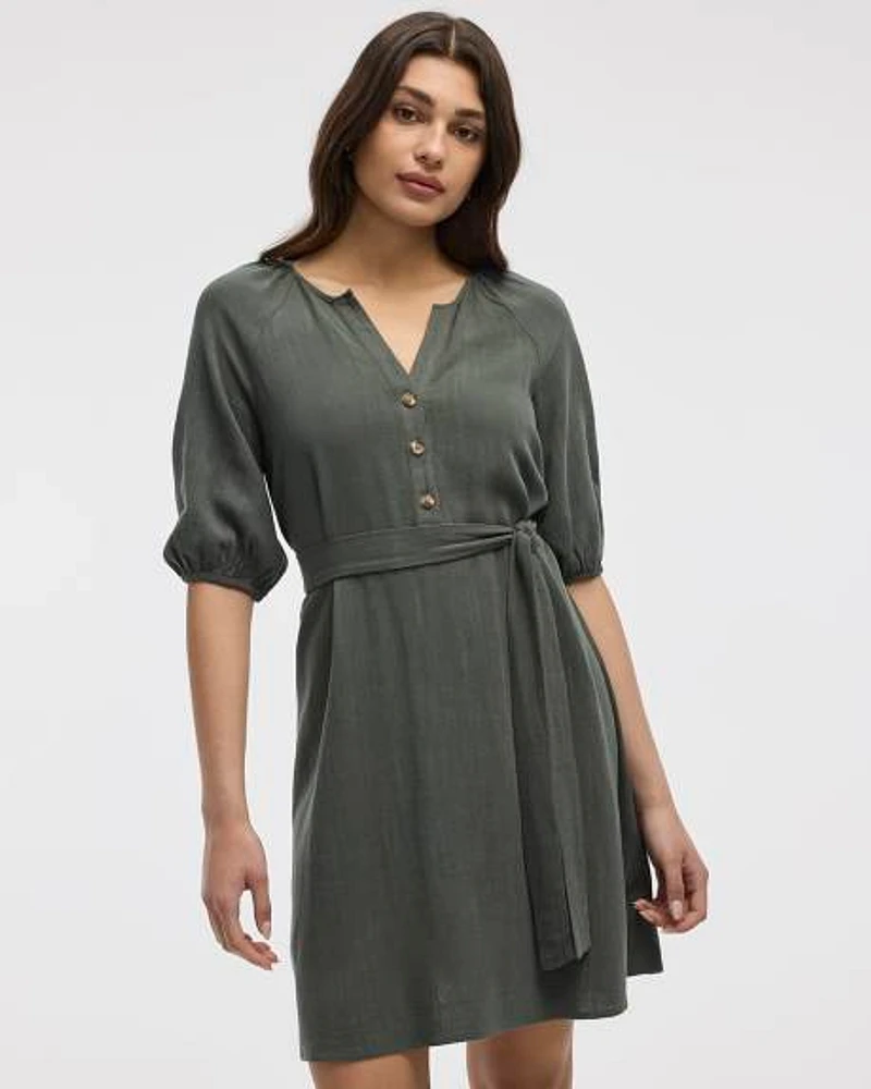 Robe à manches aux coudes bouffantes et col fendu