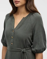Robe à manches aux coudes bouffantes et col fendu