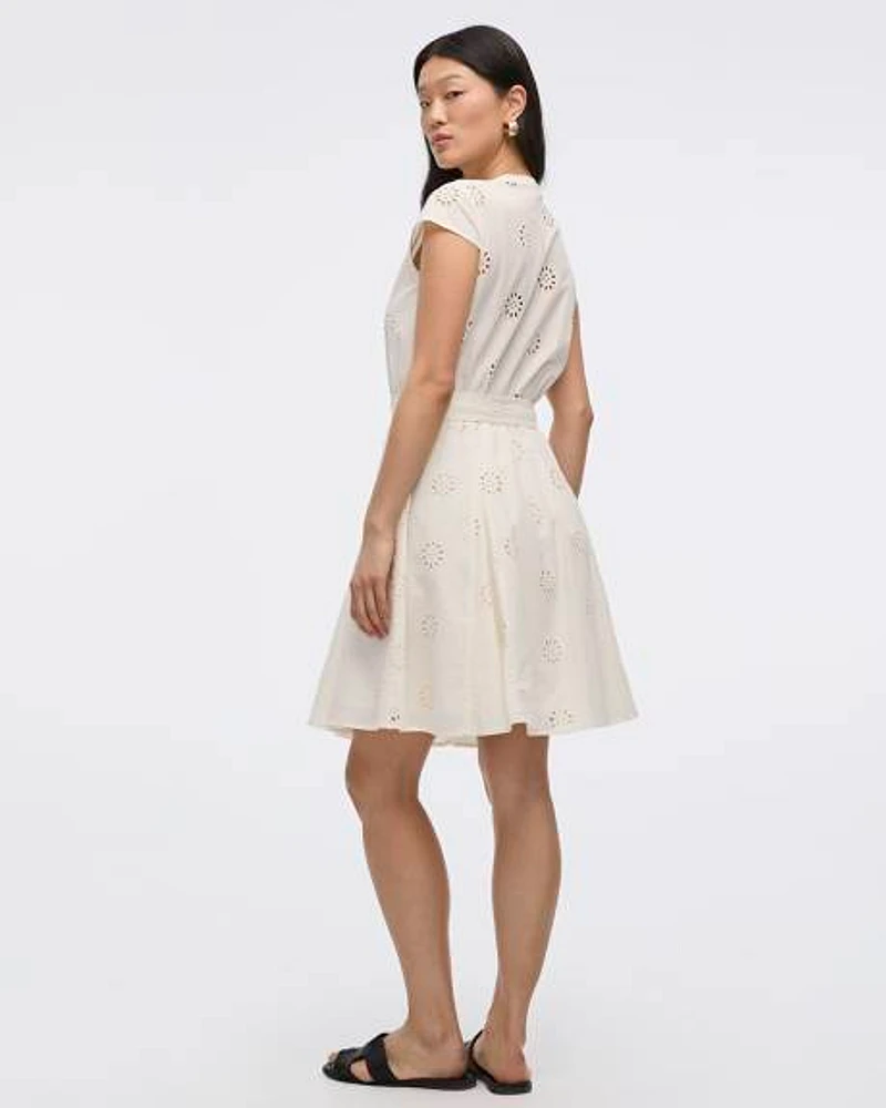 Robe à oeillets manches courtes avec col V