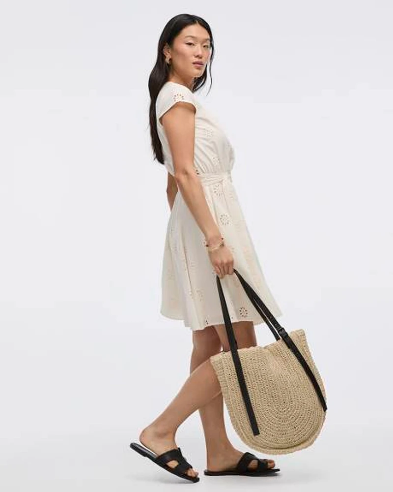 Robe à oeillets manches courtes avec col V