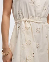 Robe à oeillets manches courtes avec col V