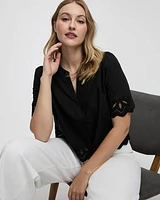 Blouse à manches aux coudes et col fendu avec garnitures oeillets