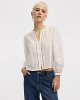 Blouse à col fendu et manches bouffantes avec garnitures oeillets