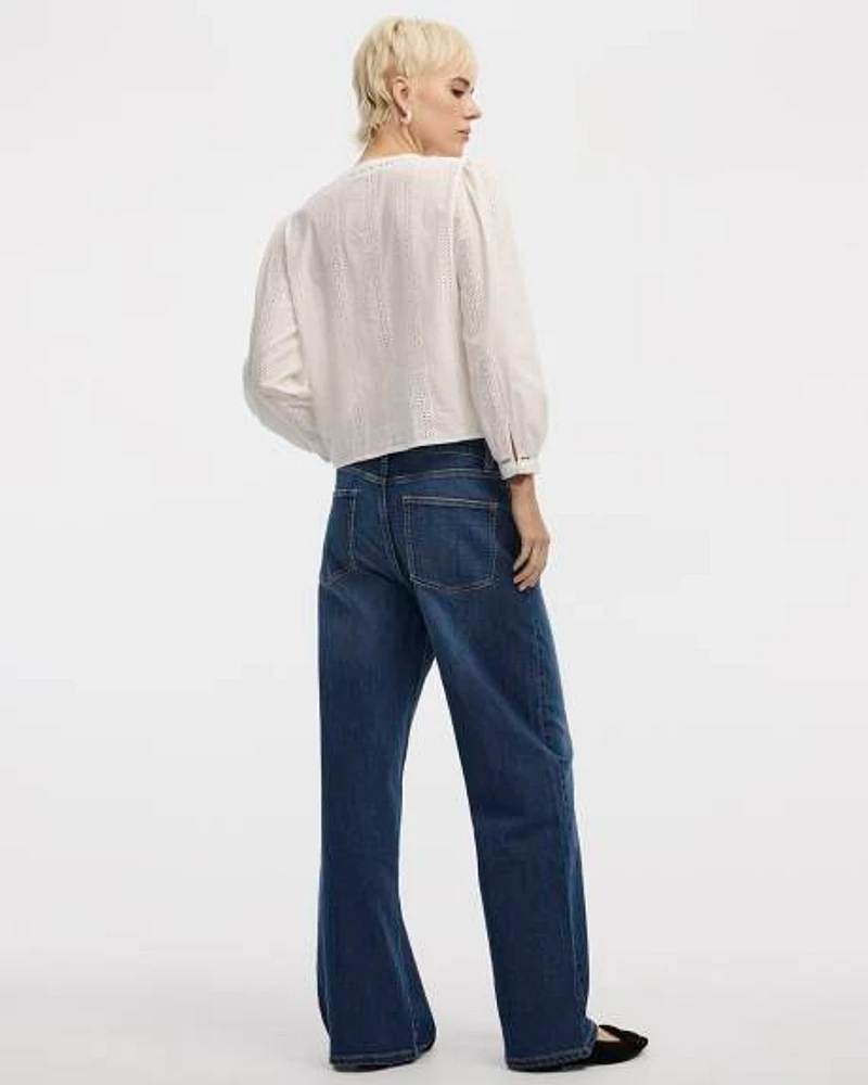 Blouse à col fendu et manches bouffantes avec garnitures oeillets