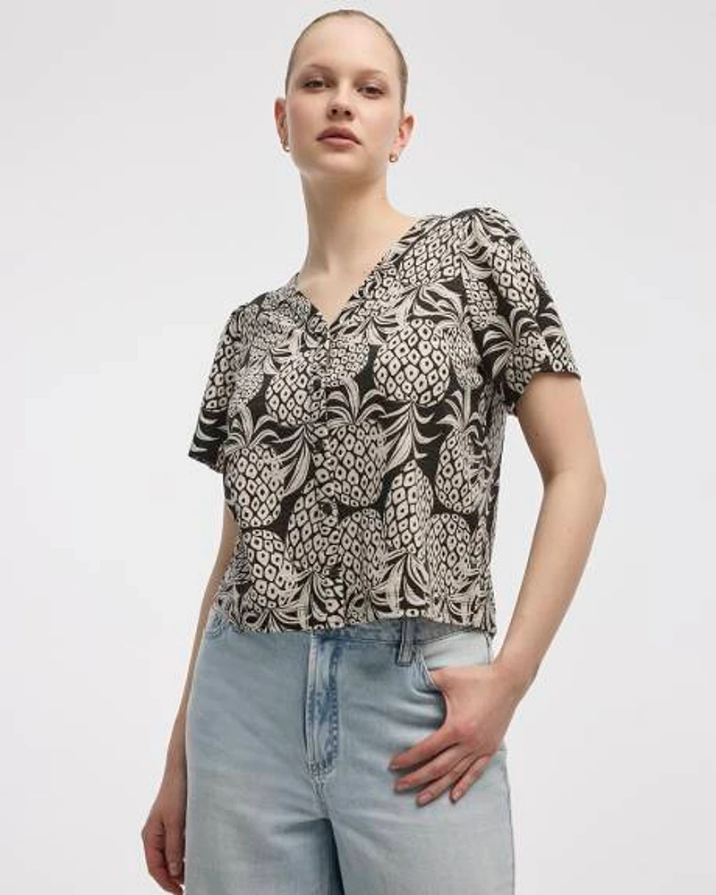Blouse boutonnée à manches courtes volants et col V