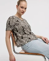 Blouse boutonnée à manches courtes volants et col V