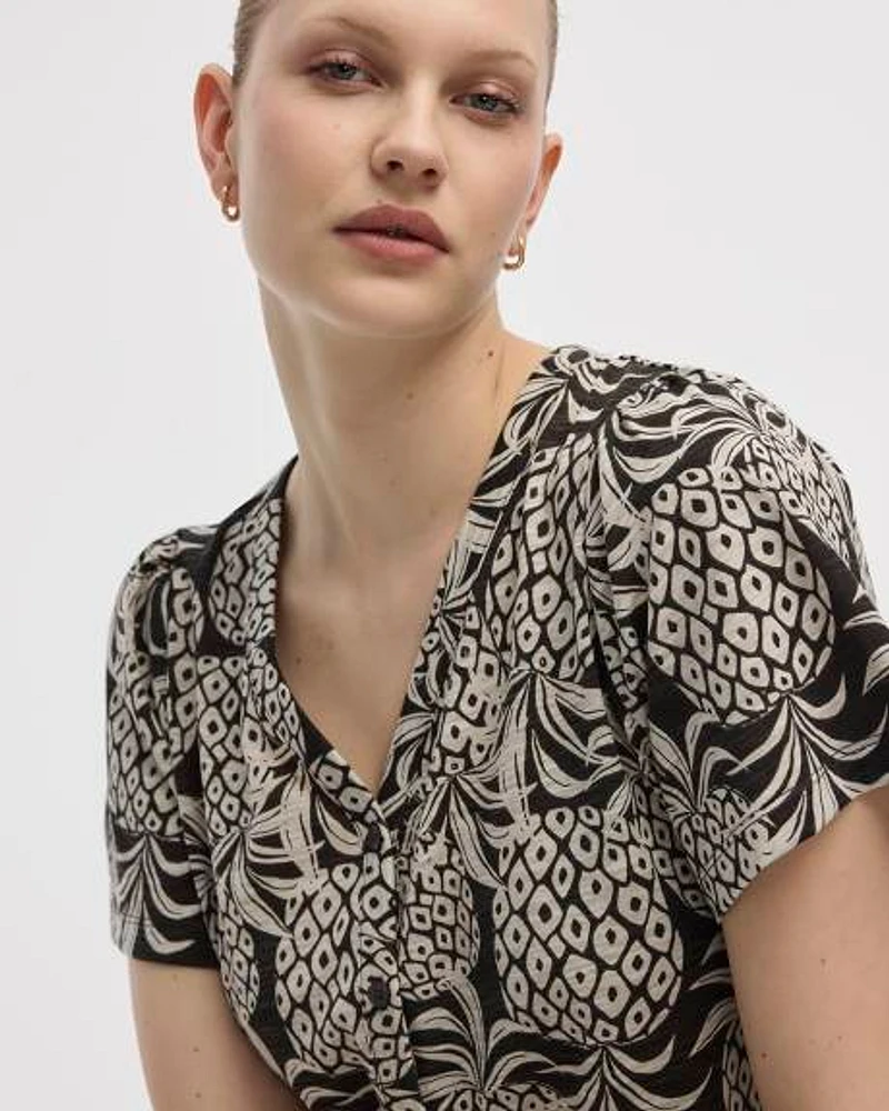 Blouse boutonnée à manches courtes volants et col V