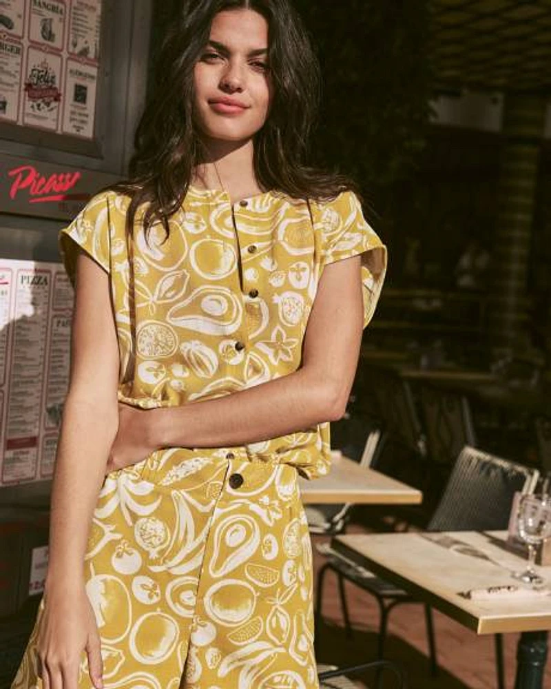 Extended-Sleeve Crew-Neck Buttoned-Down Blouse