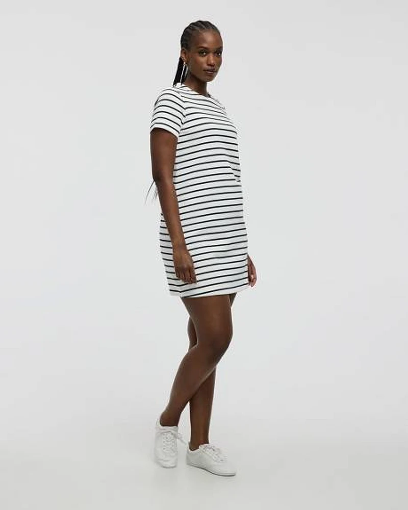 Robe droite rayée à manches courtes et col rond