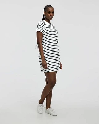 Robe droite rayée à manches courtes et col rond