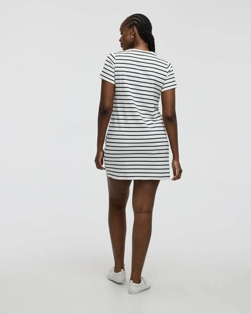 Robe droite rayée à manches courtes et col rond