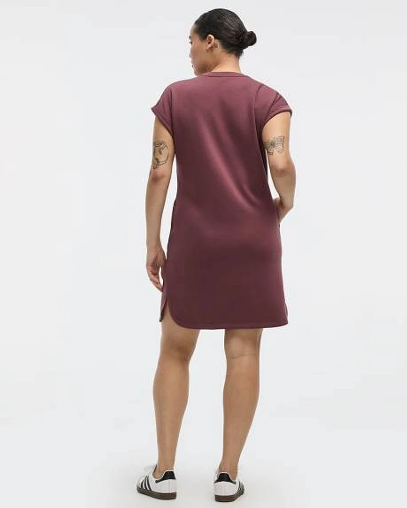 Robe en scuba à manches très courtes et col rond avec poches