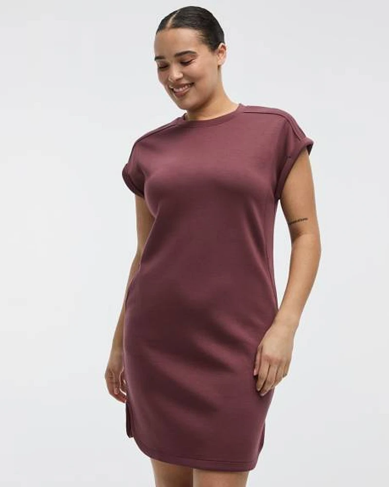 Robe en scuba à manches très courtes et col rond avec poches