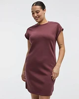 Robe en scuba à manches très courtes et col rond avec poches