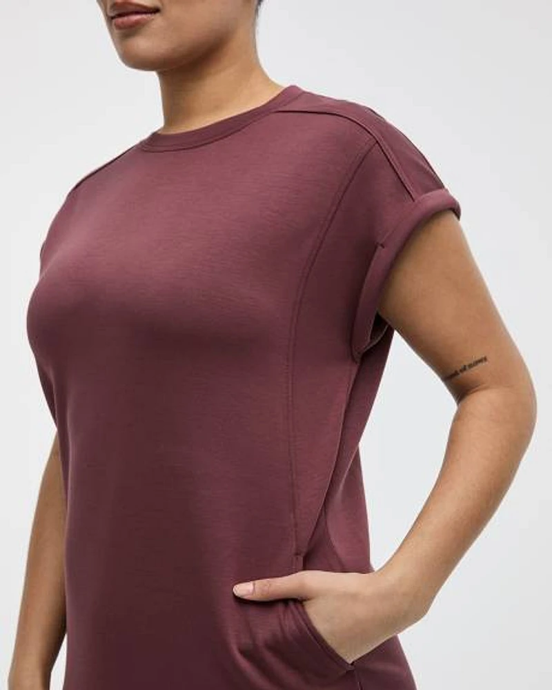 Robe en scuba à manches très courtes et col rond avec poches