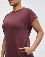 Robe en scuba à manches très courtes et col rond avec poches