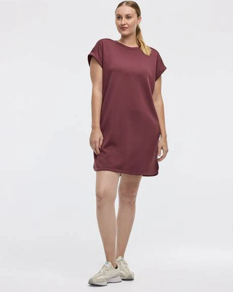 Robe en scuba à manches très courtes et col rond avec poches