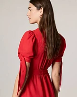 Short-Sleeve Buttoned-Down Dress with V neckline