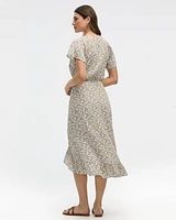 Robe midi à manches courtes et col V avec ourlet asymétrique