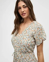 Robe midi à manches courtes et col V avec ourlet asymétrique