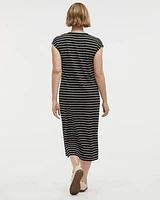 Robe midi rayée à manches très courtes et col rond