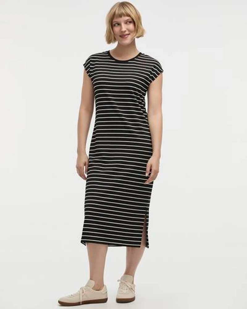 Robe midi rayée à manches très courtes et col rond