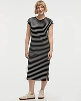 Robe midi rayée à manches très courtes et col rond