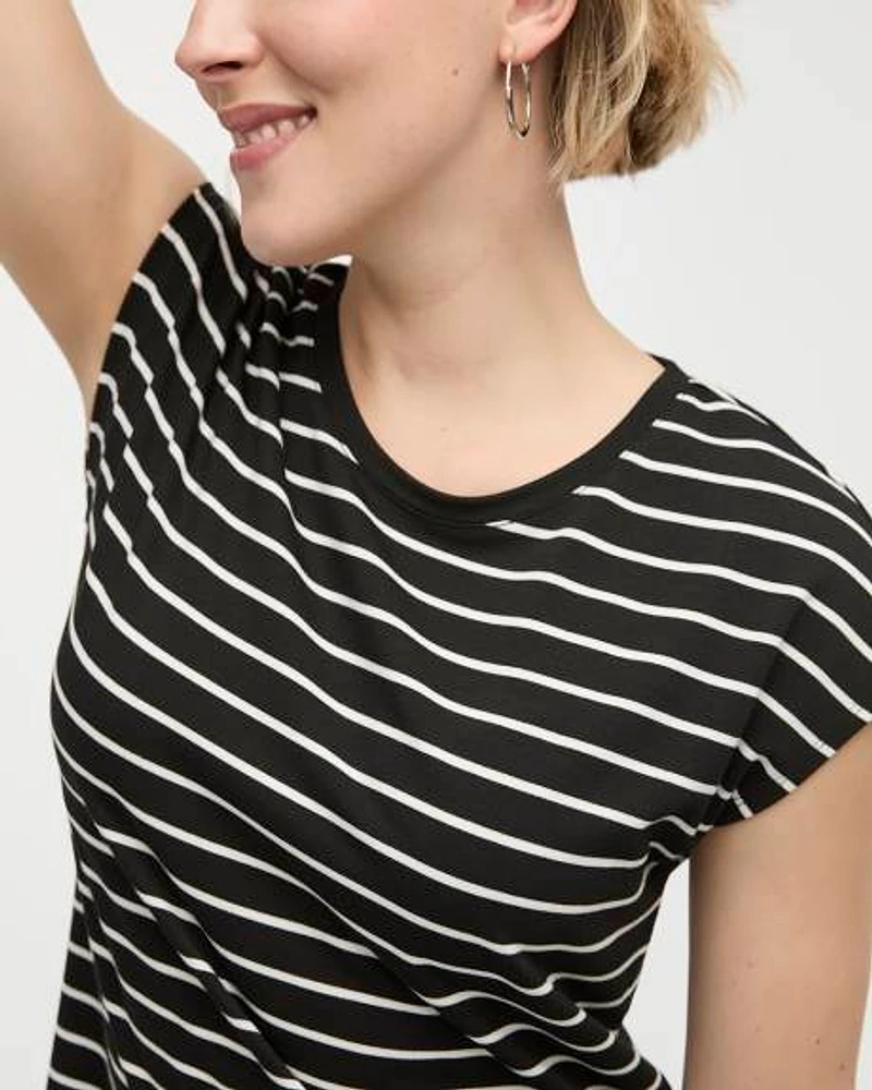 Robe midi rayée à manches très courtes et col rond