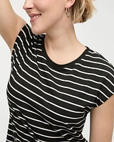 Robe midi rayée à manches très courtes et col rond