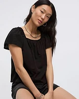 Blouse à col carré et manches courtes volants
