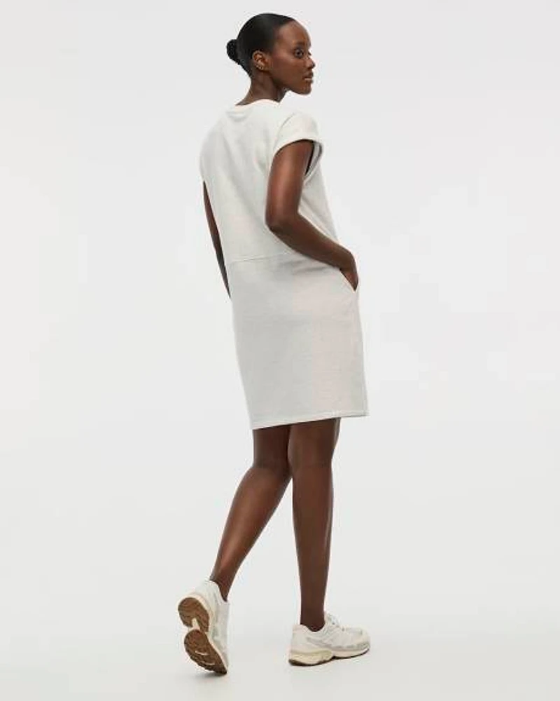 Robe à manches très courtes et col rond avec poches