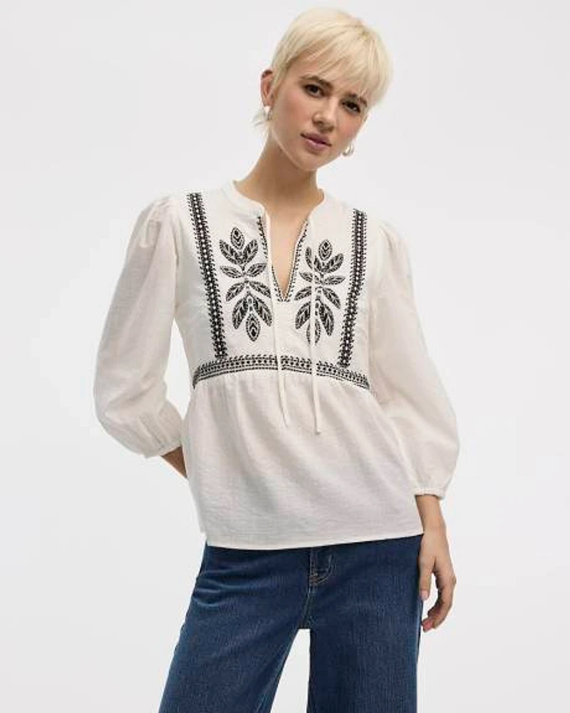 Blouse avec broderies à col fendu et manches bouffantes