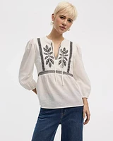 Blouse avec broderies à col fendu et manches bouffantes