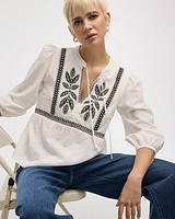 Blouse avec broderies à col fendu et manches bouffantes