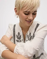 Blouse avec broderies à col fendu et manches bouffantes