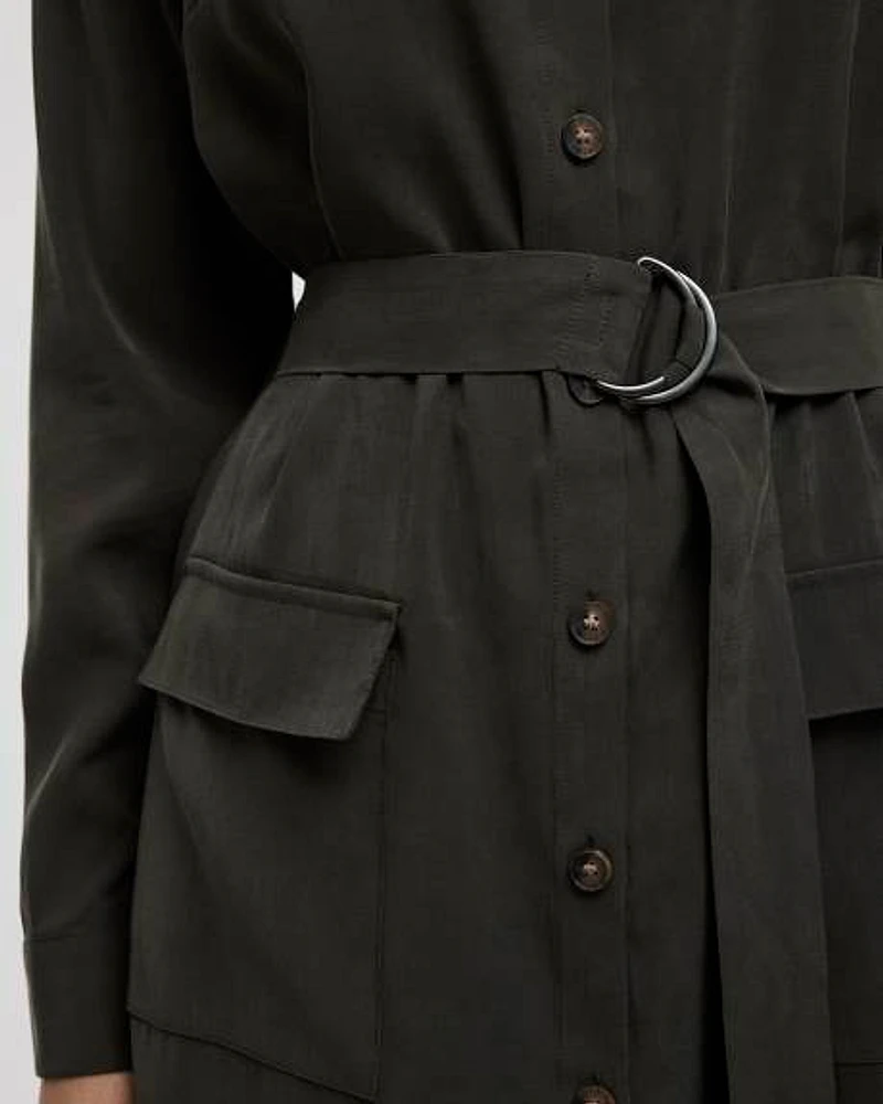 Robe boutonnée à manches longues avec poches utilitaires