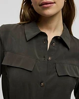 Robe boutonnée à manches longues avec poches utilitaires