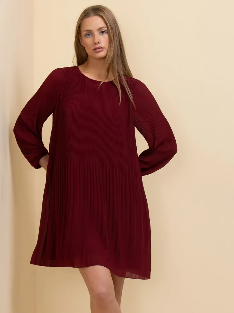 Scoop Neck Release Pleat Knee-Length Dress