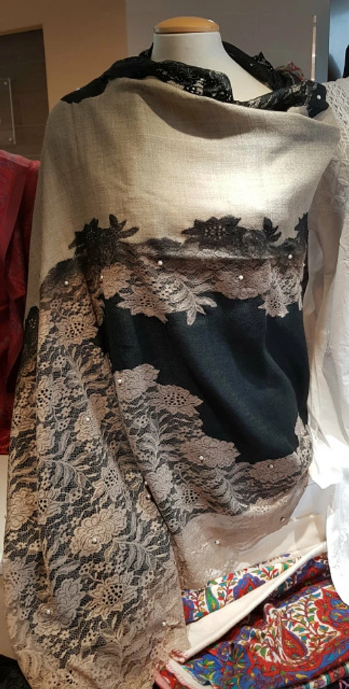 Pure Cashmere Lace Trim Shawl beige / black ombre with pearls