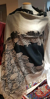 Pure Cashmere Lace Trim Shawl beige / black ombre with pearls